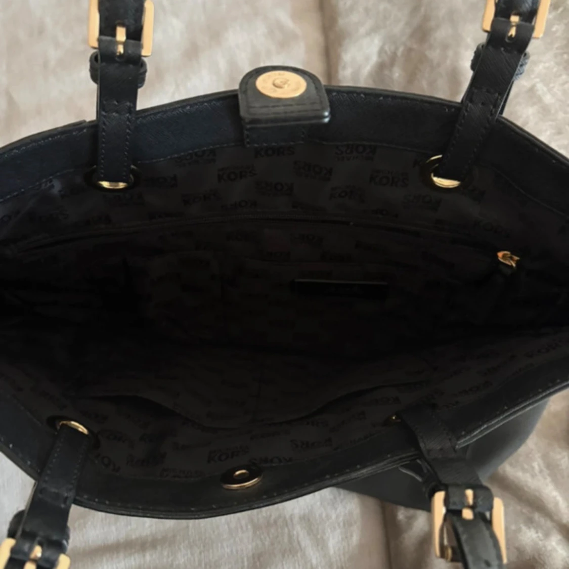 Svart handväska från Michael Kors - 3