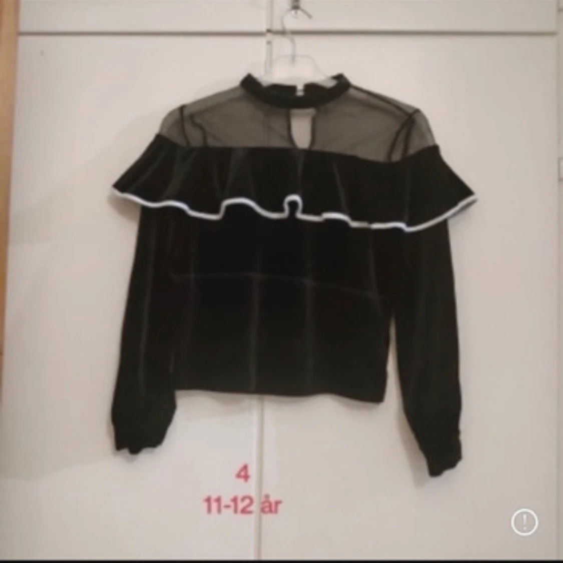 Svart sammetstopp med volang och mesh