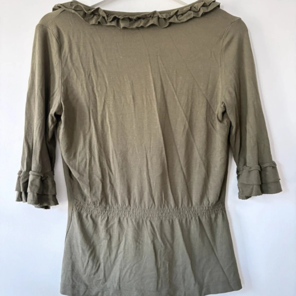 Olivgrön omlottopp med volang från Lindex - 2