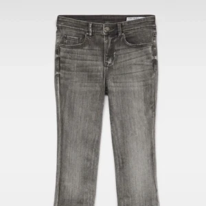 Gråa jeans från Vero Moda - Jag säljer nu mina super fina jeans från Vera Moda, otroligt sköna och stretchiga men är alldeles för liten på mig. Dem är bra i längden och är som sagt otroligt stretchiga och bra kvalité. Använd ganska mycket men inget som syns!💓 Storlek XS och längd 32. Orginalpris: 550kr