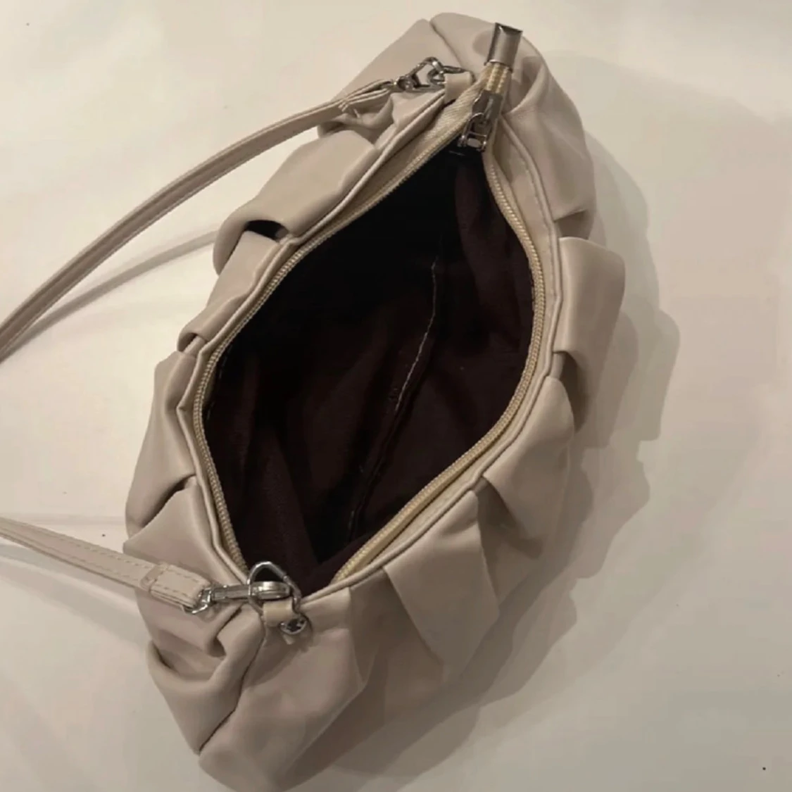 Beige axelväska med veckad design - 1