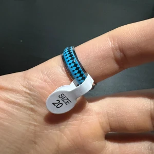 Lysande ringar  - Ringar i storlek 20 som lyser i mörkret efter att ha laddats med ljus. Finns i olika färger, och vissa ändrar färg när det blir mörkt. En stilren och unik detalj som drar blickarna till sig både dag och natt.