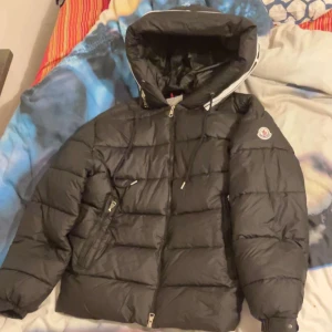 Moncler Jacka  - Svart skön Moncler jacka. Passar jätte bra nu under vintern. jätte fin modell använd endast 3gånger skulle säga att jackan är nyutanprislapp. Jätte fräsch och fin. Hör av er vid frågor och prisförslag😁