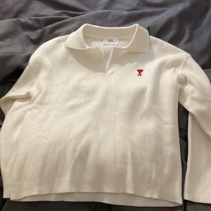 Ami Paris tröja  - Nytt skick, använd endast fåtal gånger, passar perfekt för höst och vintern, tjockt material! 