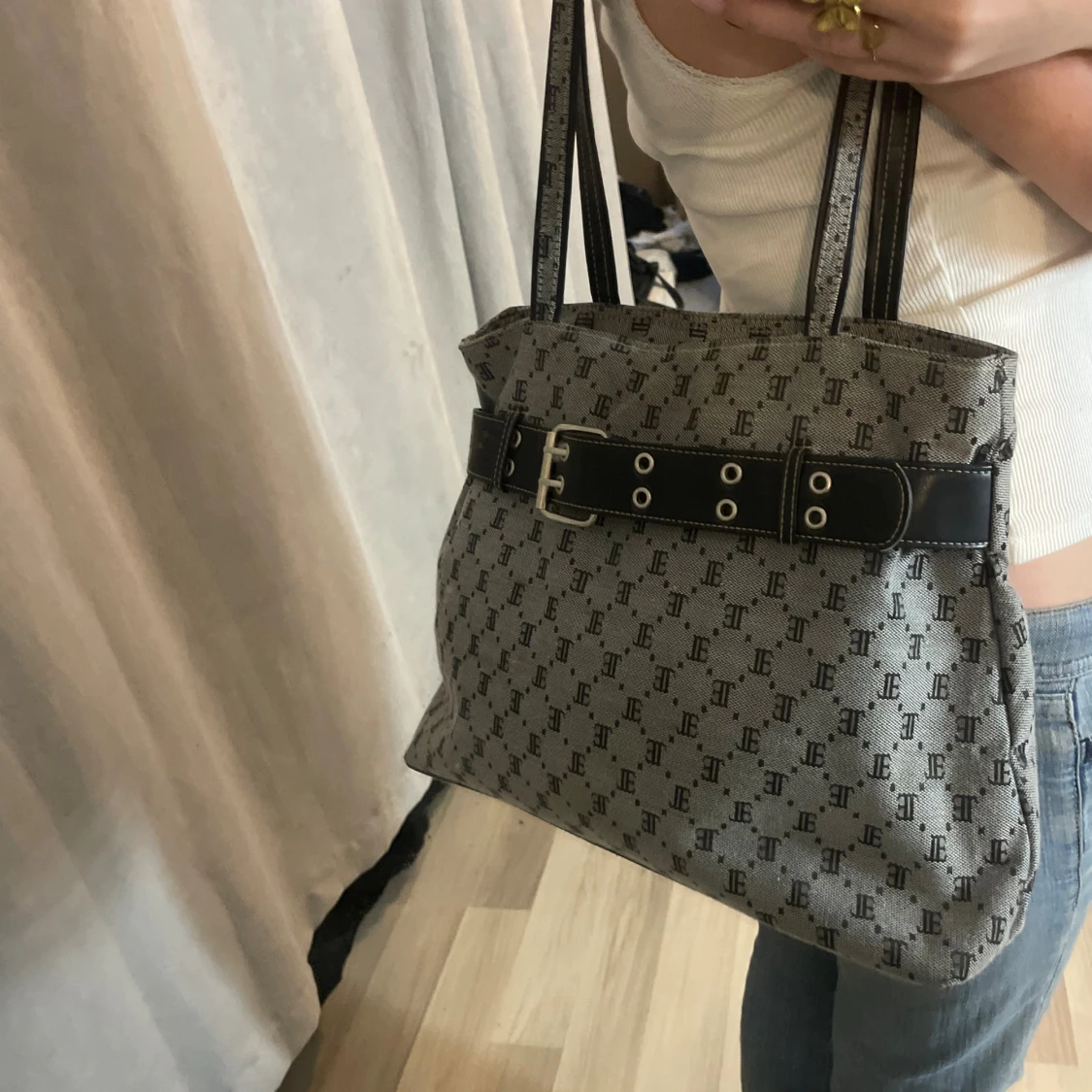 Grå axelväska med bälte - 1