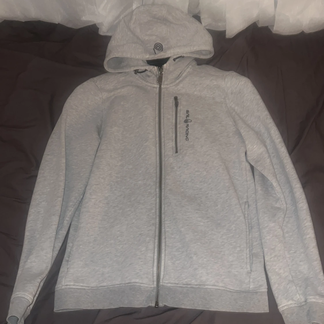 Ljusgrå hoodie från Sail Racing