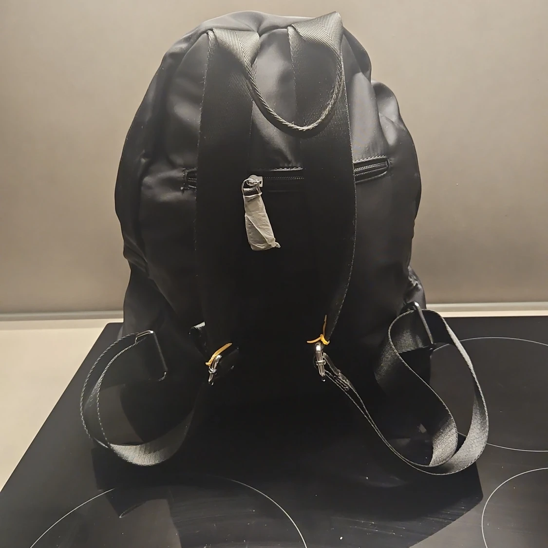 Svart ryggsäck med gula ögon - 1