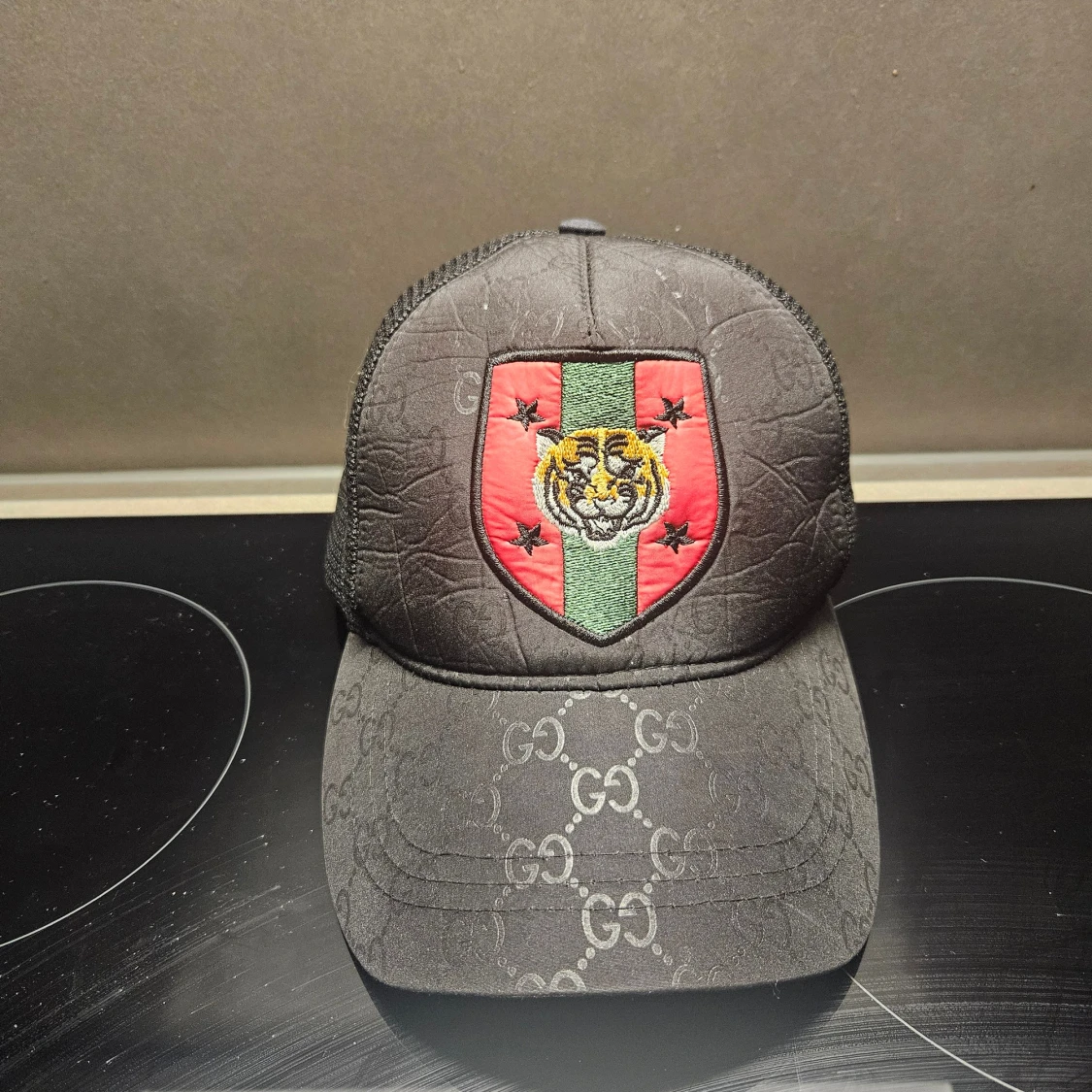 Svart keps med tigerpatch