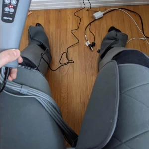 Renpho Leg & foot Massager with Heat - Renpho fot o benmassager med värme och luftkompression. 2 värmenivåer, 6 massageprogram och 3 intensitetsnivåer. Perfekt för att lindra trötta ben och förbättra blodcirkulationen. Fint skick, komplett med fjärrkontroll och kablar.