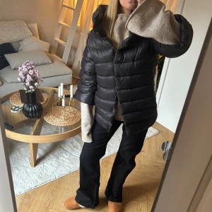 Svart pufferjacka med hög krage - Säljer en svart pufferjacka med hög krage och quiltad design. Jackan är vadderad och har en oversized passform. Perfekt för höst/vinter och enkel att styla 💗