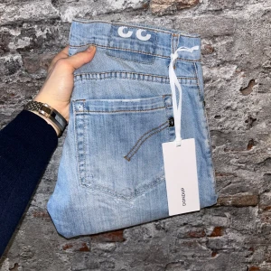 Dondup Jeans - Bra skick, använda men inget stort! Nypris ca 3000kr. Storlek W33, passar dig som är mellan 175-185cm ungefär. Inga konstigheter med jeansen. Tags medföljer inte. Skriv för mer information!🤝