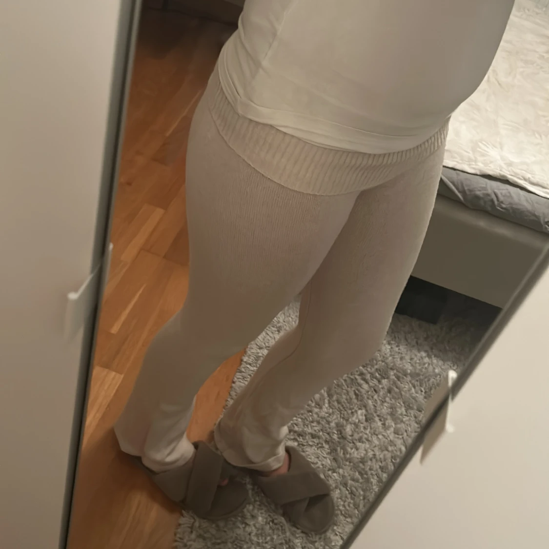 Beigea stickade yogapants byxor från Gina