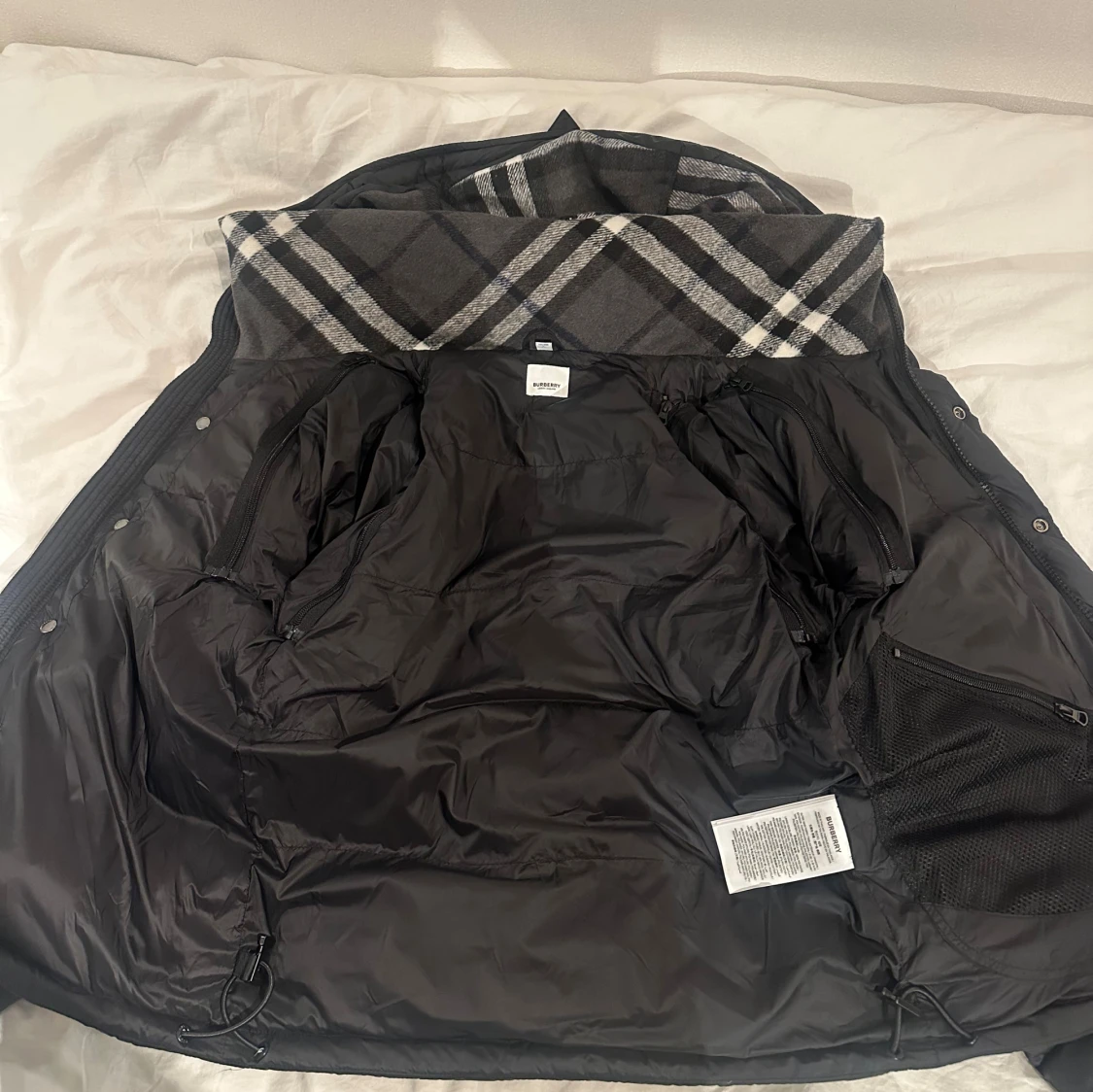 Svart Burberry pufferjacka (S) - 2