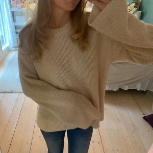 Stickad tröja - Beige stickad tröja - lite oversized 