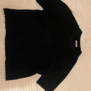 Svart stickad tröja från Gina Tricot - Mysig mörkblå stickad tröja 💗