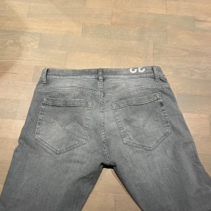 Dondup George jeans  - Säljer nu dessa Dondup George Jeans i storlek 32 men sitter mer som storlek 30, mått: midja- 39 cm, Längd- 95 cm. skriv för fler bilder/frågor