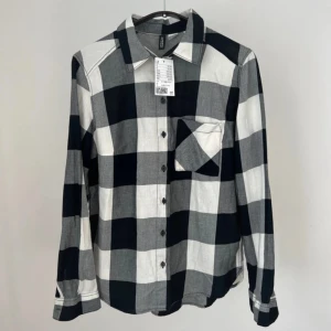 Ny Skjorta <3 - Oanvänd långärmad tröja från H&M Divided, storlek 36, prislapp kvar <3