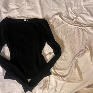 Softtouch från Nelly - Två långärmade softtouch toppar från Nelly, båda med båtringning. Dessa sitter sjukt snyggt och relativt nya, dock börjar Nellys kläder noppra sig väldigt snabbt som ni ser på bilderna, därför säljer jag dessa billigt! 💞Båda två för 50 kr då dom är lite noppriga 