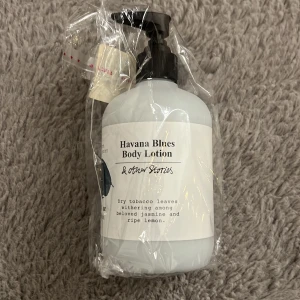Havana Blues Body Lotion & Other Stories - Havana Blues Body Lotion från & Other Stories i en vit plastflaska med svart pump. Doft av torkade tobaksblad, jasmin och citron. Snygg minimalistisk design, perfekt att ha framme i badrummet. Helt oöppnad! Säljer då jag råkade beställa 10 istället för 1!!!