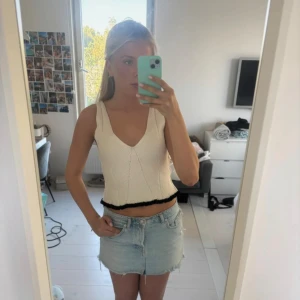 Vit ribbad linnetopp från Zara - Säljer en vit ribbad linnetopp från Zara i storlek M. Toppen är ny från sellpy och alltså aldrig använd!!🙏🏼🫶🏼