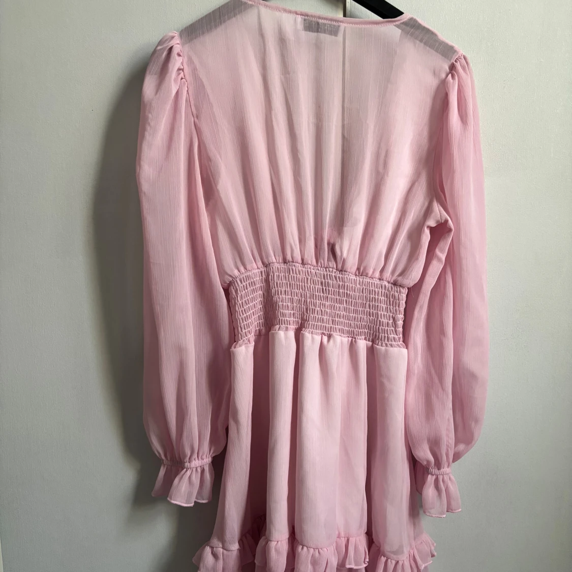 Rosa volangklänning med knyt - 1