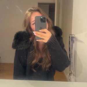 Svart pälsjacka med stor huva från alessa - Säljer en svart pälsjacka med stor fluffig huva och breda ärmar. Jackan har en oversized vibe och är perfekt för kalla dagar. Den är helsvart och har en riktigt mysig look, passar dig som vill sticka ut lite extra i vinter. PRIS ÄR DISKUTERBART!! 💓