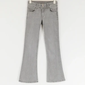 Lågmidjade grå jeans - Supersnygga lågmidjade grå jeans från Gina Young, i storleken: 158. Innerben: 76cm, midjemått: 36cm (går att justera). Använda några gånger men inga defekter💞