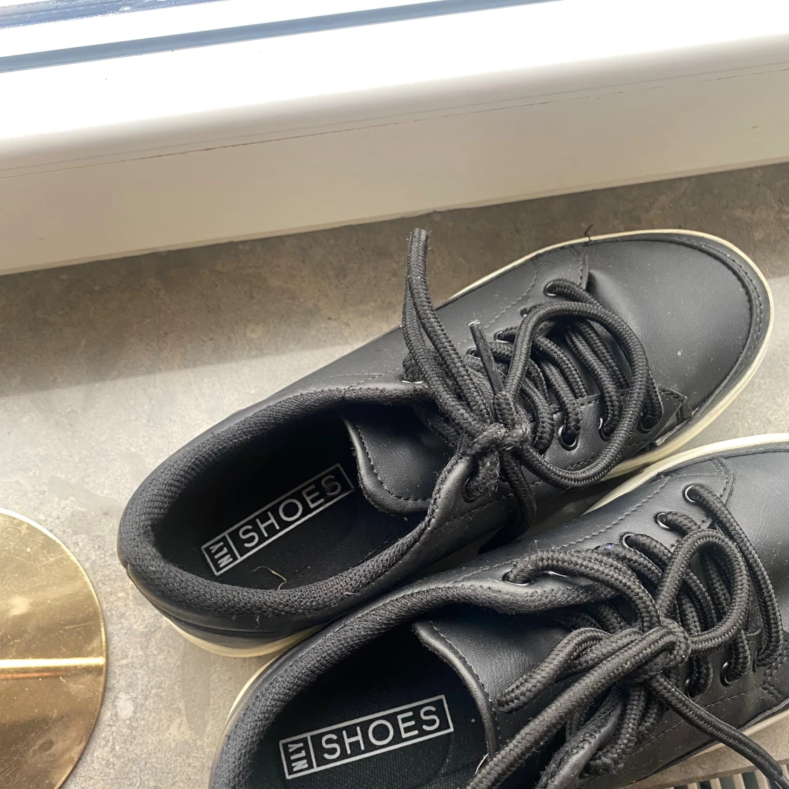 Svarta sneakers med vit platt sula - 3