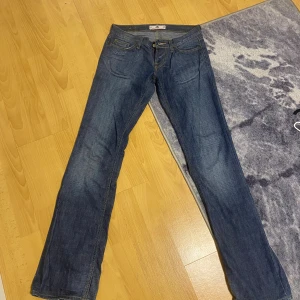 Blå Formarina Bjork jeans bootcut - Snygga blå jeans från Formarina, modell Bjork. Bootcut passform med klassiska fem fickor och coola detaljer på bakfickorna. Jeansen har gul kontrastsöm och är tillverkade i slitstarkt denim-material. Perfekt för dig som gillar en avslappnad och trendig stil.