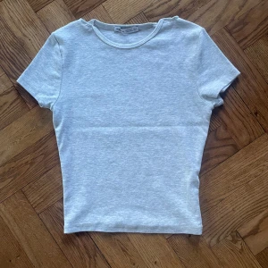 Grå bershka topp - Jag har klippt och sytt ut kragen