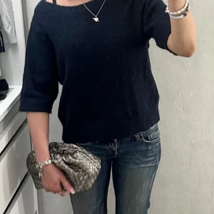 Mörkblå stickad tröja Gina Tricot - Mysig mörkblå stickad tröja från Gina Tricot💕säljer också en likadan fast i vit!!