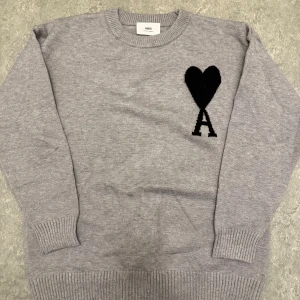 Ami Paris Tröja  - Säljer denna gråa Ami Paris tröja i storlek M. Säljer den för att den inte passar. Hör av er vid frågor eller prisförslag!