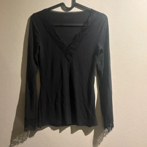 Intimissimi tröja - Svart spets intimissimi tröja i storlek S, väldigt skönt material. Kommer inte till användning så känner att det bättre att den kommer till användning hos någon annan. Man får skriva om man har några frågor😊köparen står för frakten❣️