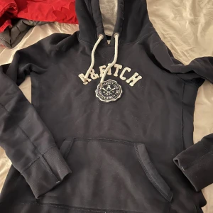 Abercrombie & Fitch hoodie - Säljer en fet hoodie som är storlek S men passar Xs!