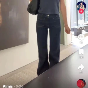 Blå wide jeans från Jeanerica - Snygga blå jeans från Jeanerica. Nypris ca 2000kr. I nyskick. Storlek 26/34. Skulle säga att det passar den är ca 170 cm lång! 💝