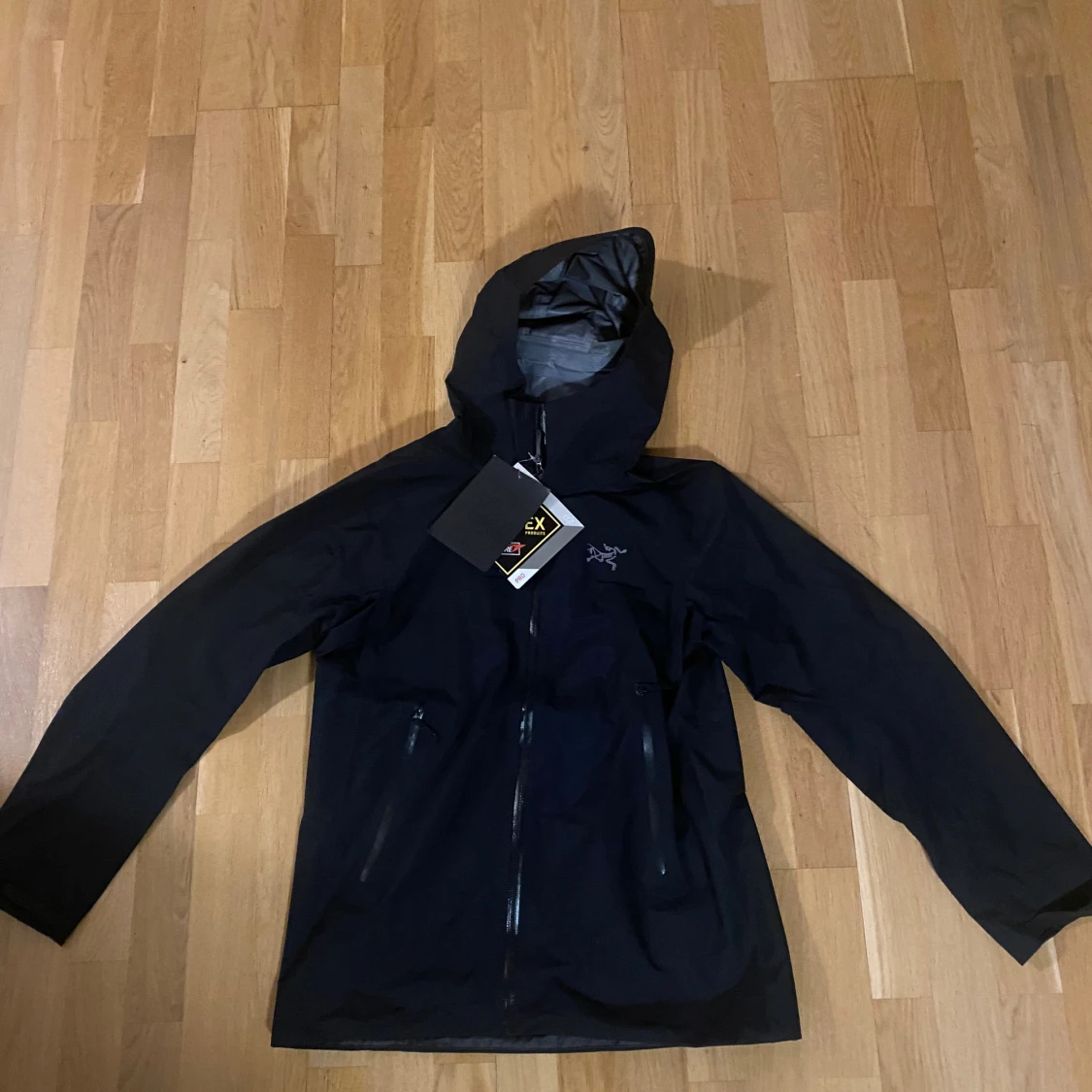 Svart vindjacka från Arc'teryx 