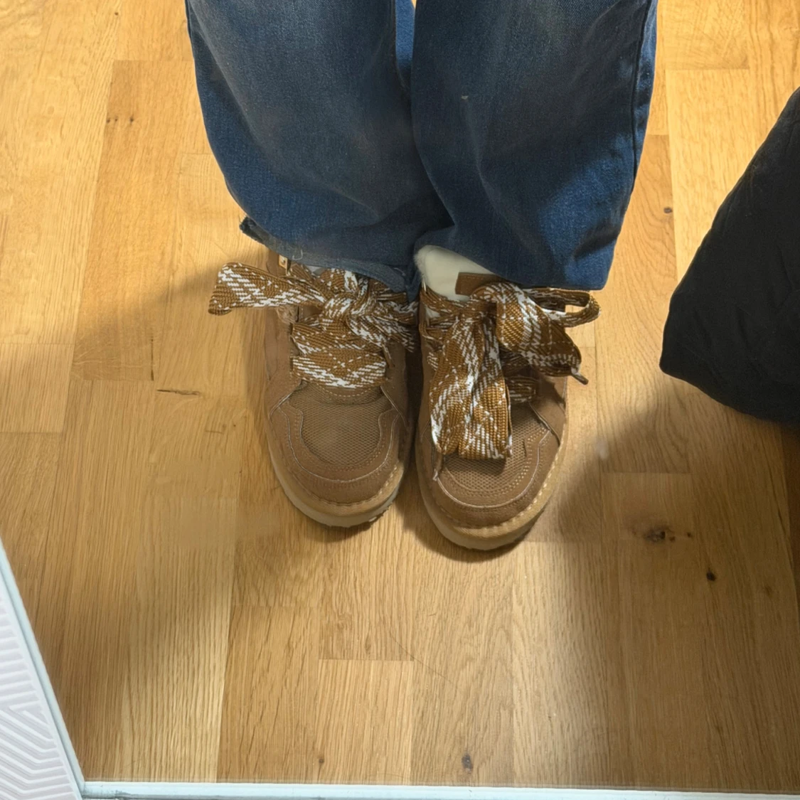 Bruna sneakers med fluffig plös - 2