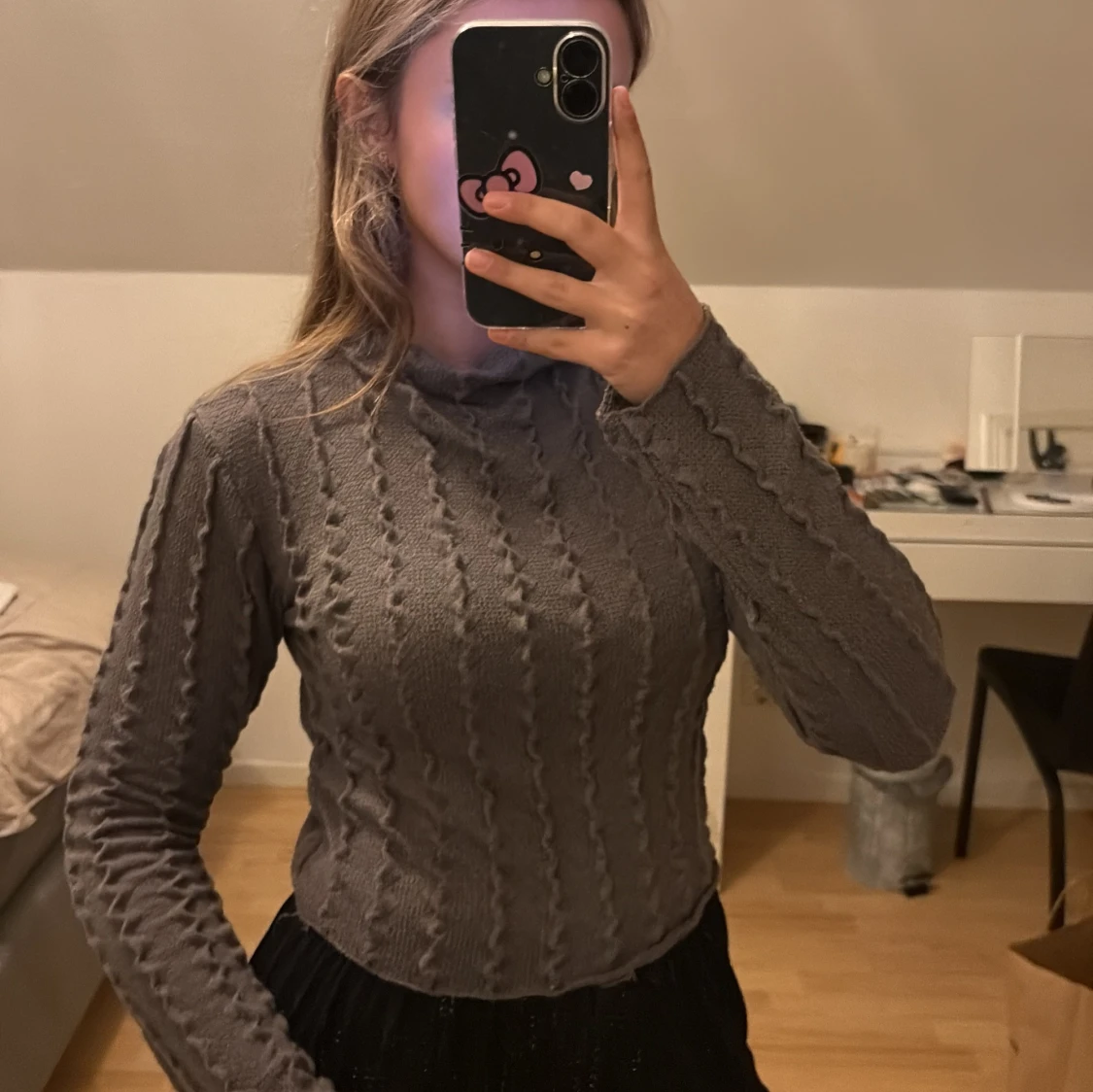 Grå stickad polotröja med struktur
