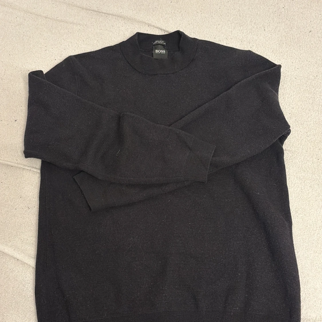 Svart stickad tröja från Hugo Boss