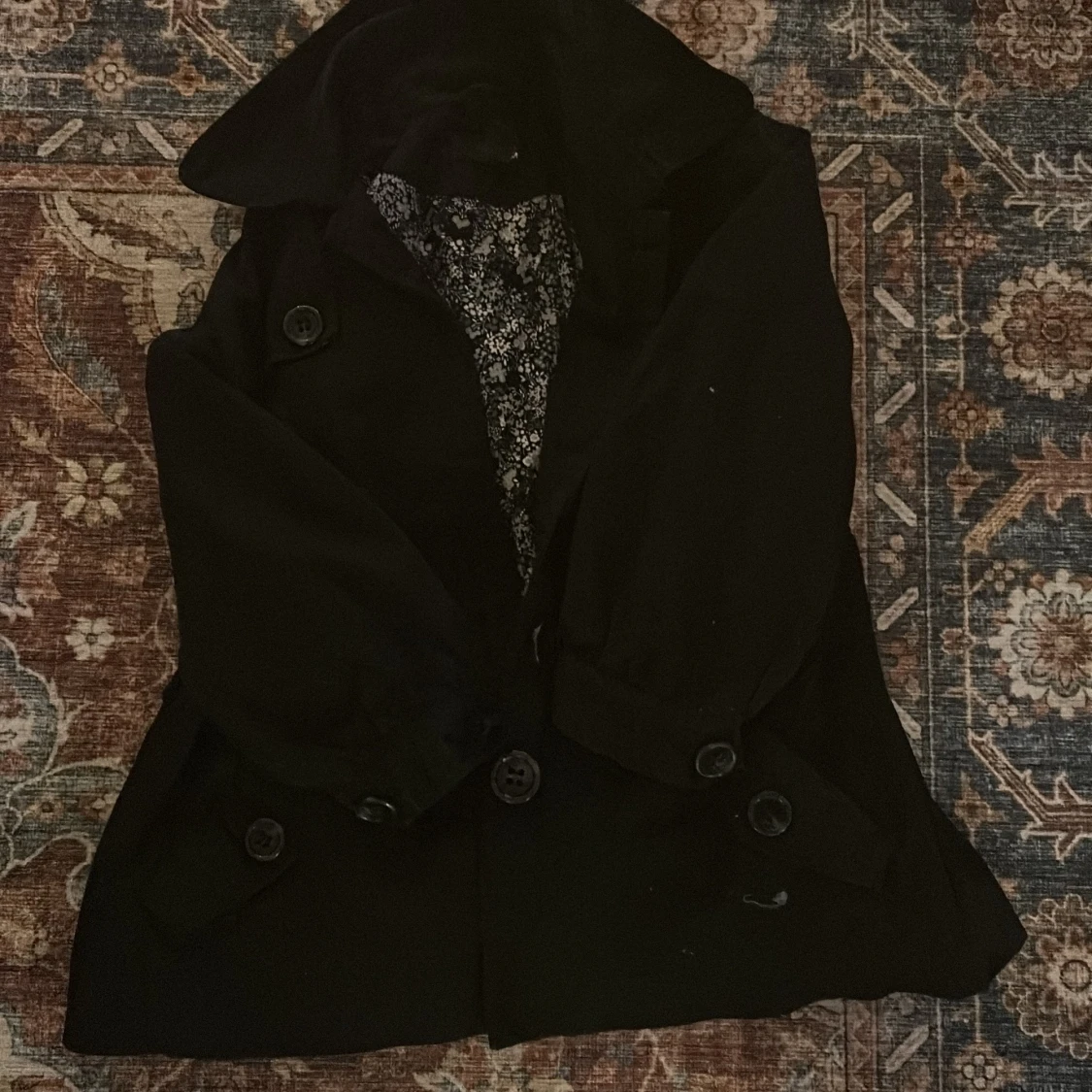 Svart trenchcoat från H&M med blommigt foder