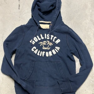 Hollister hoodie - Säljer nu denna extremt eftertraktade och sällsynta hollister hoodien! Grymt skick, inga defekter - ser exakt ut som på bilderna! Storlek M! Skriv gärna vid frågor 💬✌️
