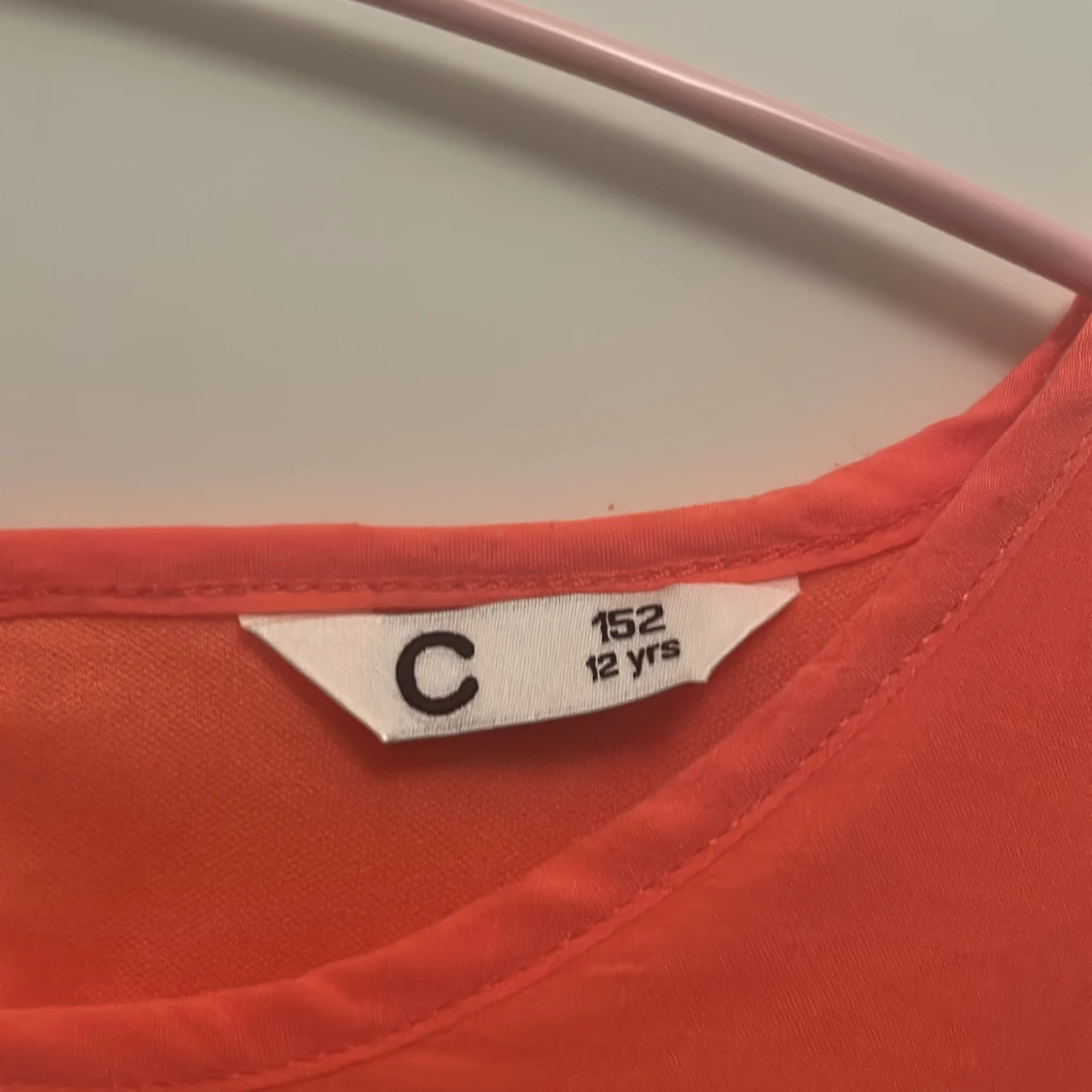 Korallfärgad volangklänning - 3