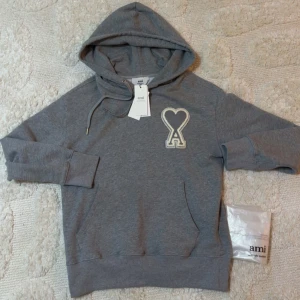 Grå hoodie från Ami med hjärtdetalj - Vid frågor tveka ej!