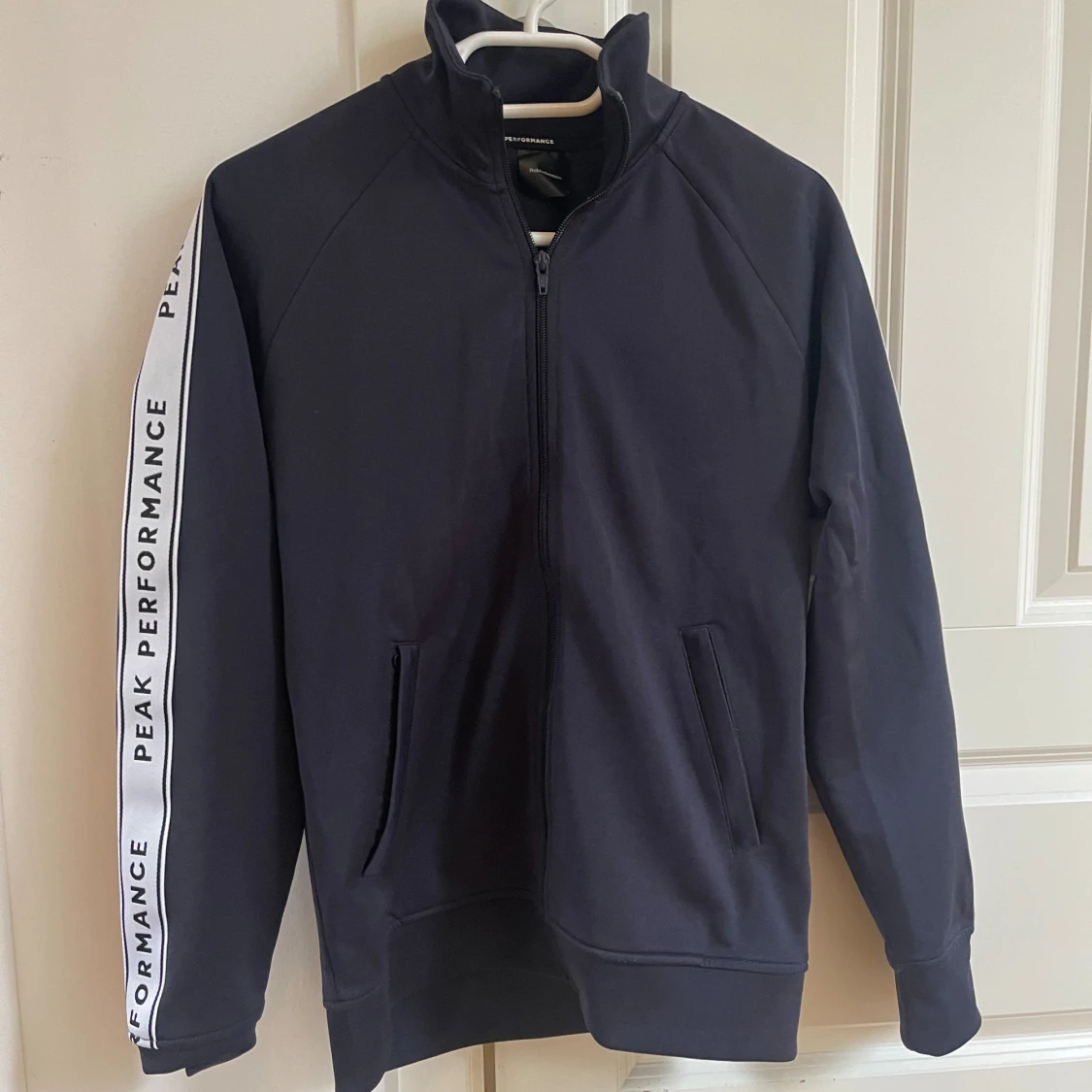 Mörkblå Peak Performance hoodie