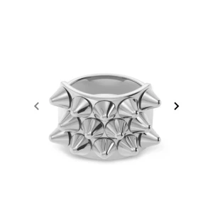 Silvrig Edblad ring med nitar - Storlek M, fint skick!! 