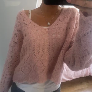 Tröja Urban outfitters - jättefin tröja som endast är använd vid ett tillfälle! köpt 2024 för 499kr🩷