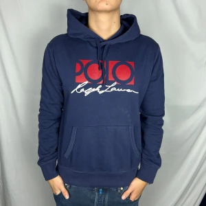 Ralph Lauren Polo Hoodie - Size: M. Skick: 9/10. Retail pris: 2000kr. Modellen är 185cm & väger 80kg