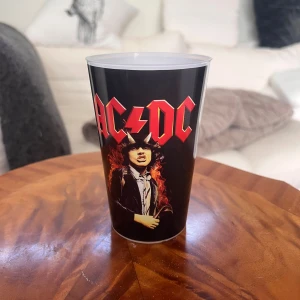 AC/DC Cupcycle plastmugg - Snygg återanvändbar plastmugg med AC/DC-motiv, tillverkad av Cupcycle. Muggen är i gott skick utan synliga repor eller skador. Perfekt för fans av rockbandet och för evenemang eller vardagsbruk. Tål maskindisk och är miljövänlig. Köpt på acdc konsert i Ullevi Göteborg!