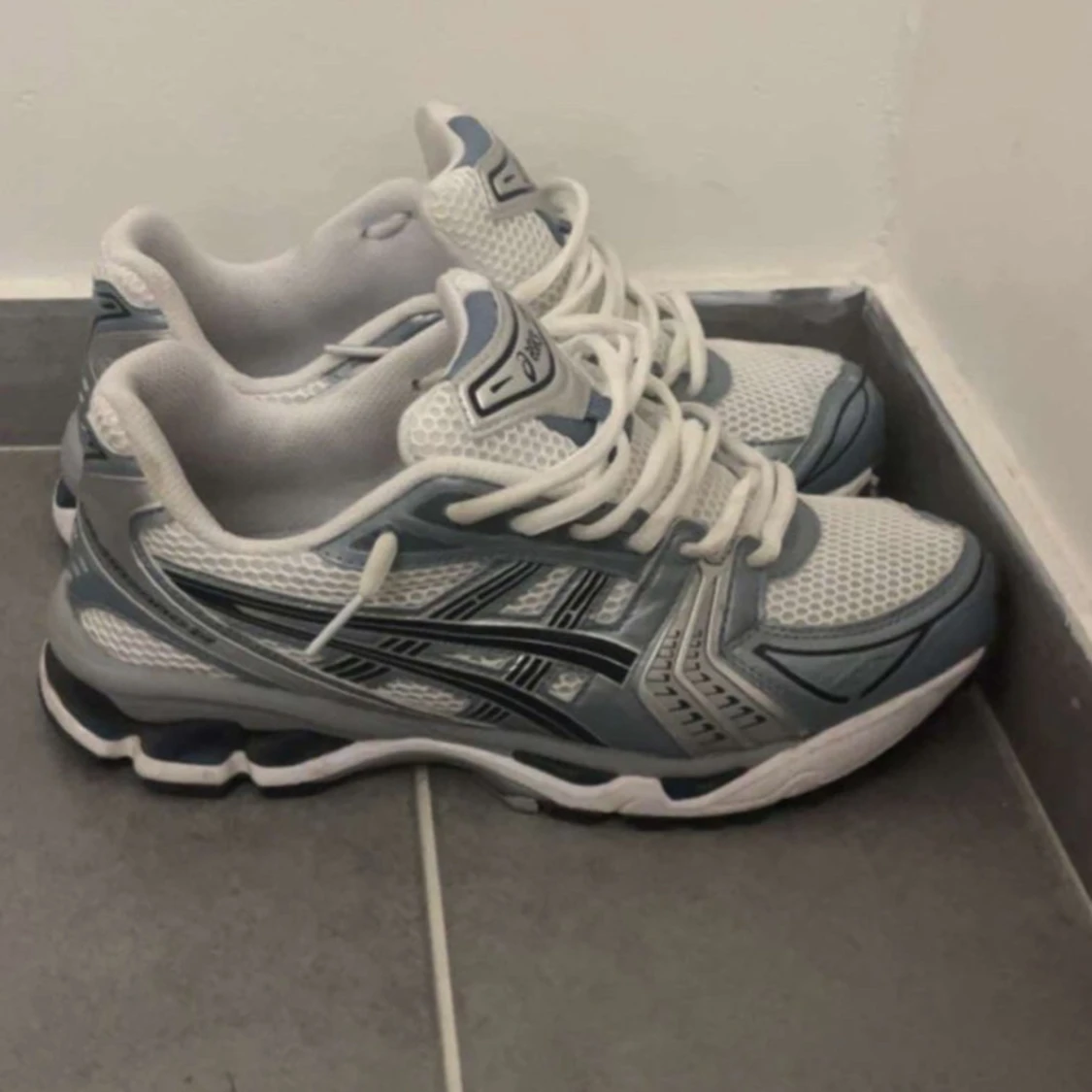 Vita och grå Asics sneakers - 1