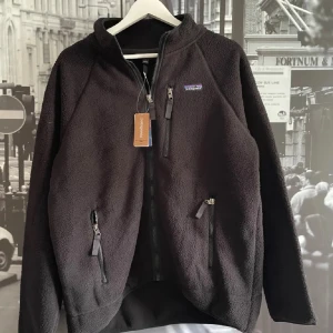 Patagonia Fleece jacka  - Helt ny med tags. Storlek L. Svart. Hör av dig vid minsta lilla fundering! 